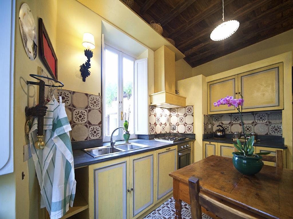 Charming Trastevere Apartment โรม ภายนอก รูปภาพ