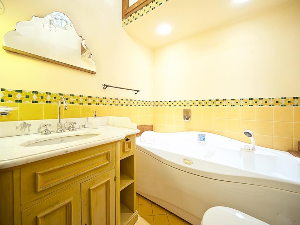 Charming Trastevere Apartment โรม ภายนอก รูปภาพ